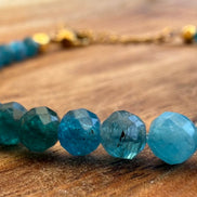 - Bracelets et/ou collier en apatite bleue facettée