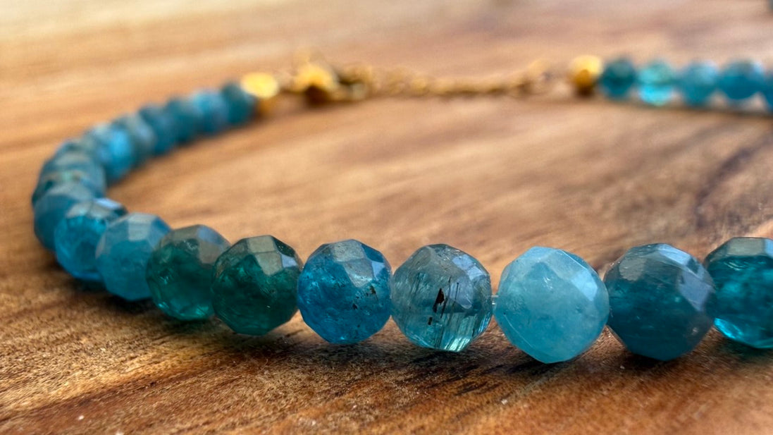 - Bracelets et/ou collier en apatite bleue facettée