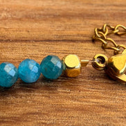 - Bracelets et/ou collier en apatite bleue facettée