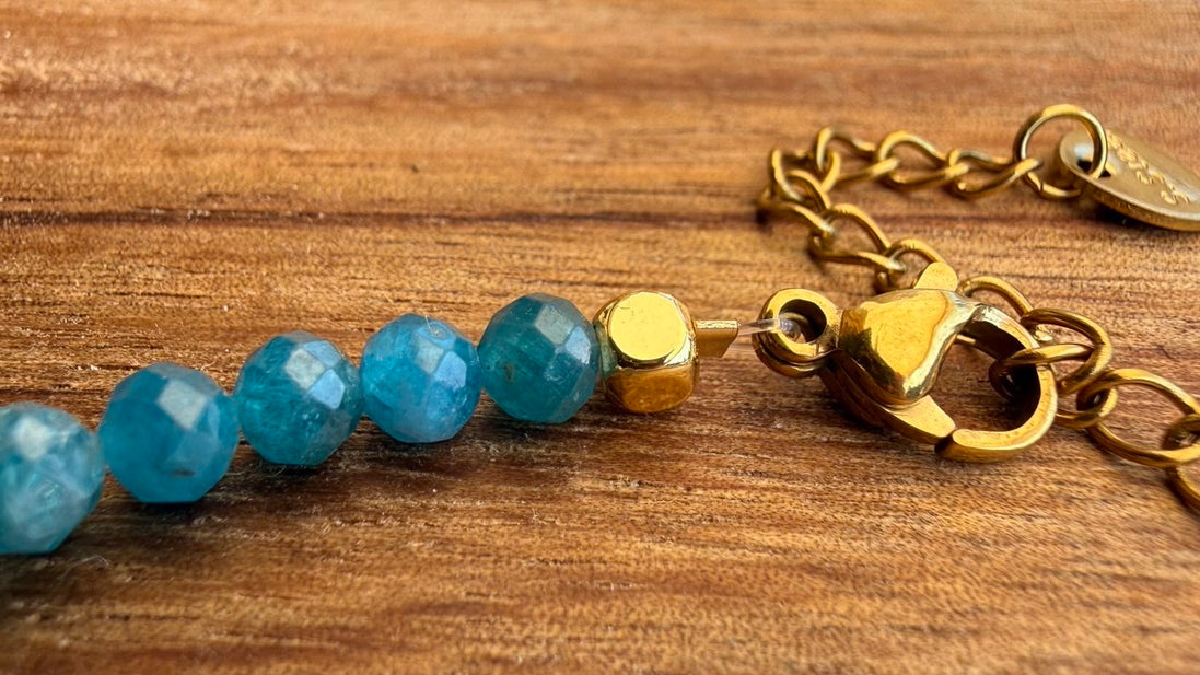 - Bracelets et/ou collier en apatite bleue facettée