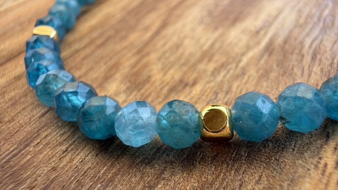 - Bracelets et/ou collier en apatite bleue facettée