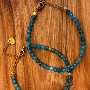 - Bracelets et/ou collier en apatite bleue facettée