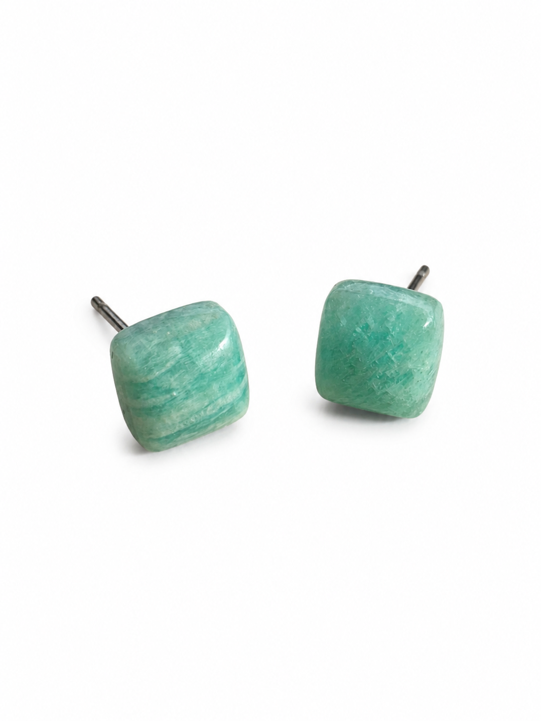 BO. Clous d'oreilles, cabochon carré.