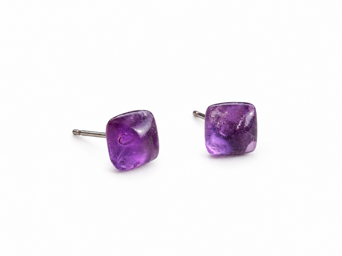 BO. Clous d'oreilles, cabochon carré.