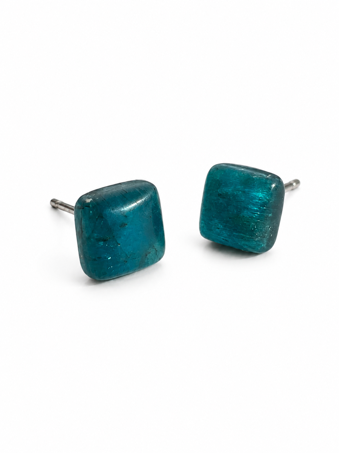 BO. Clous d'oreilles, cabochon carré.