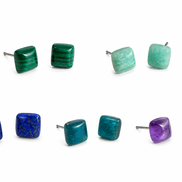 BO. Clous d'oreilles, cabochon carré.