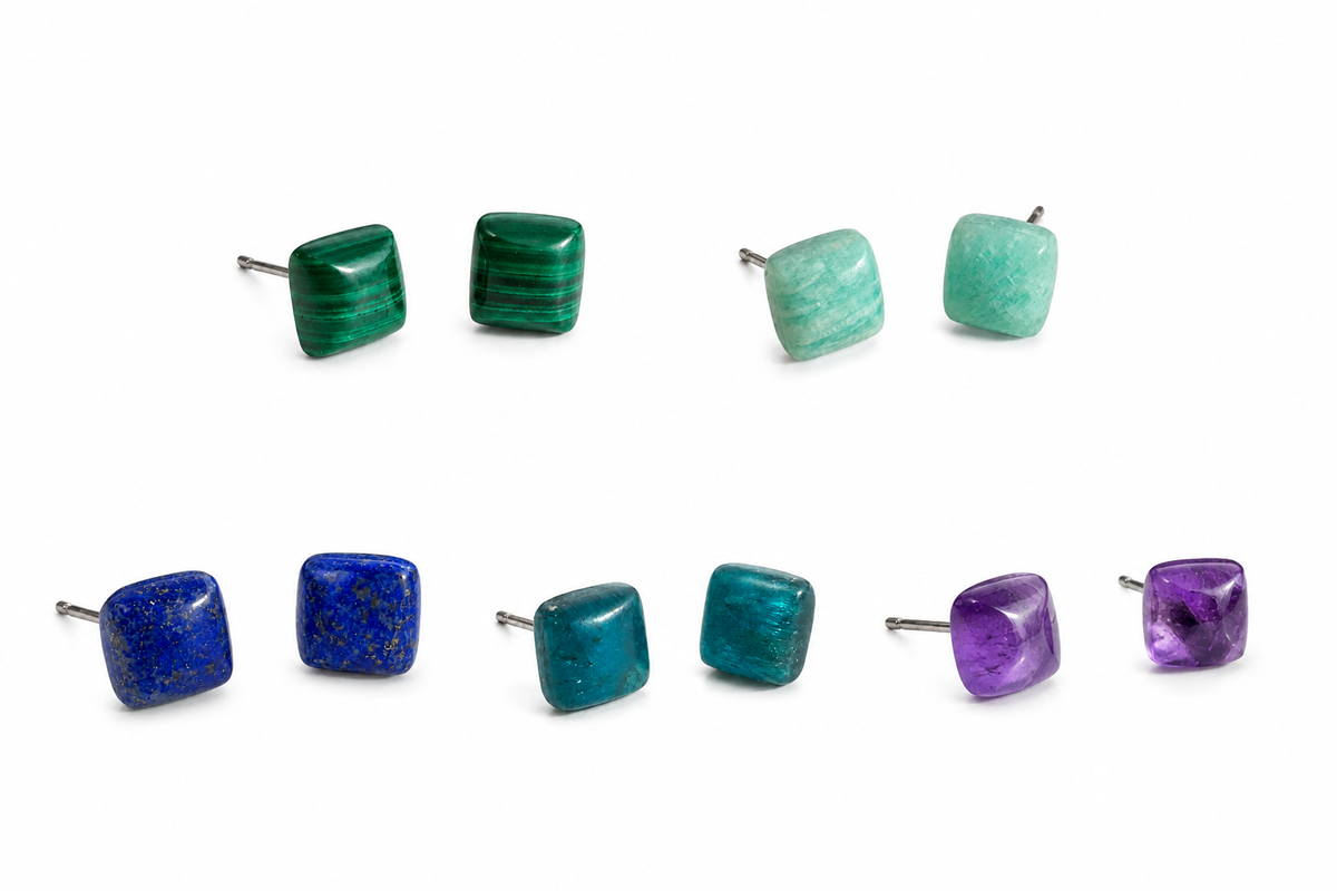 BO. Clous d'oreilles, cabochon carré.