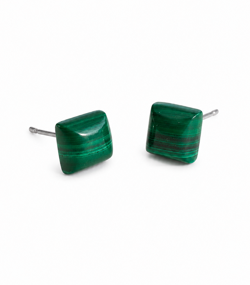 BO. Clous d'oreilles, cabochon carré.