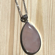 Pendentif goutte sertie  en Quartz rose