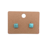 BO. Clous d'oreilles, cabochon carré.