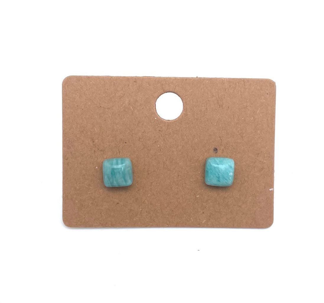 BO. Clous d'oreilles, cabochon carré.