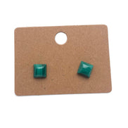 BO. Clous d'oreilles, cabochon carré.