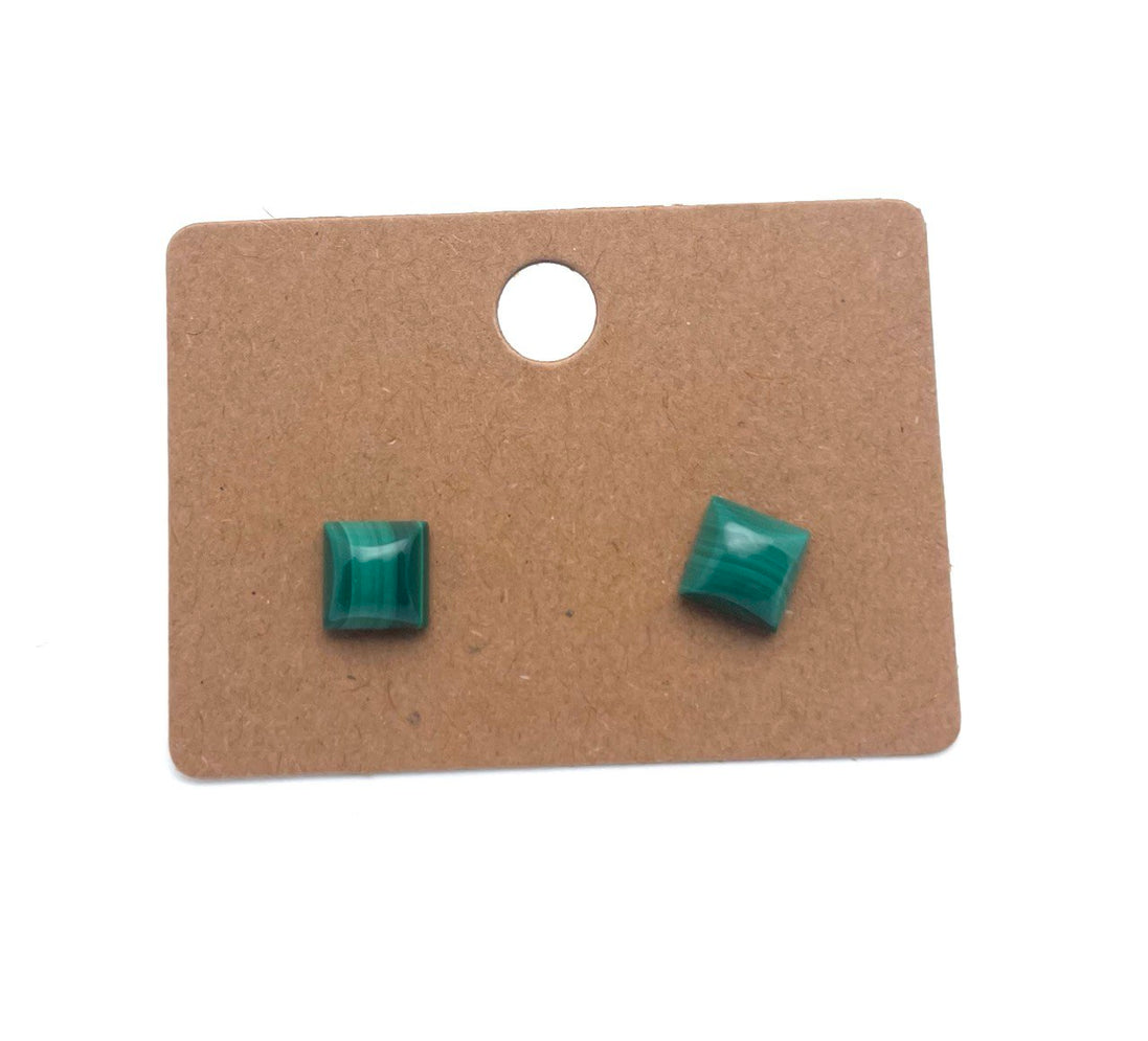 BO. Clous d'oreilles, cabochon carré.