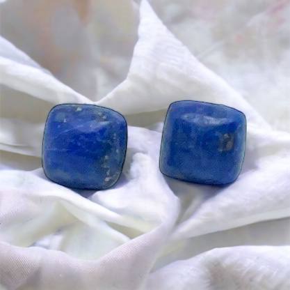 BO. Clous d'oreilles, cabochon carré.
