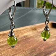 Collection de boucles d'oreilles en péridot
