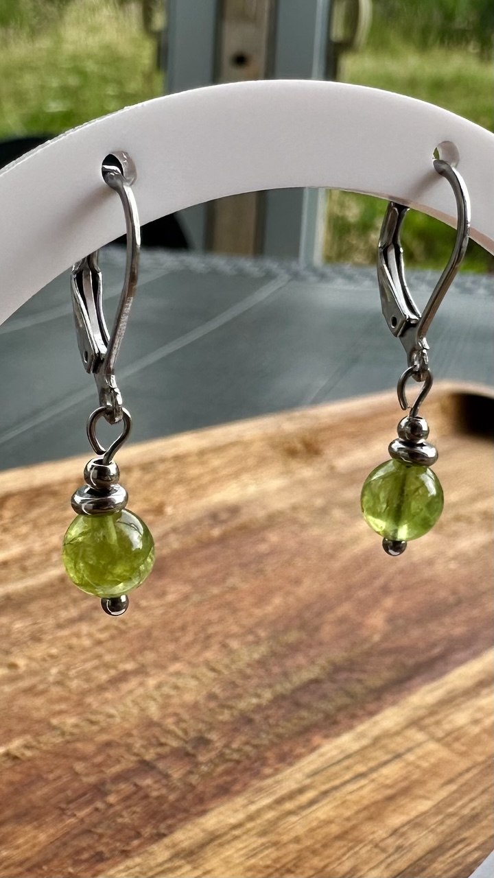 Collection de boucles d'oreilles en péridot