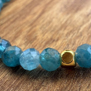 - Bracelets et/ou collier en apatite bleue facettée