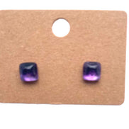 BO. Clous d'oreilles, cabochon carré.