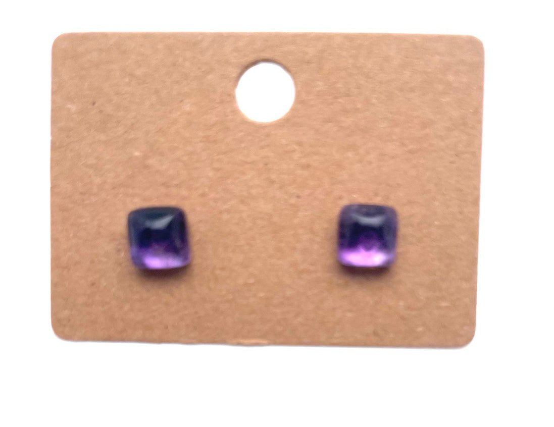 BO. Clous d'oreilles, cabochon carré.