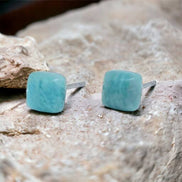 BO. Clous d'oreilles, cabochon carré.