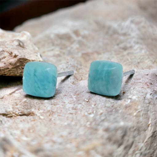 BO. Clous d'oreilles, cabochon carré.