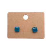 BO. Clous d'oreilles, cabochon carré.