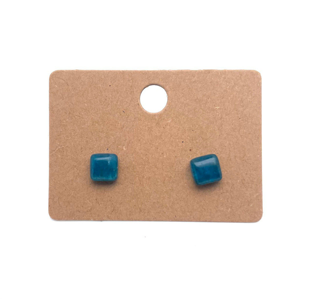 BO. Clous d'oreilles, cabochon carré.