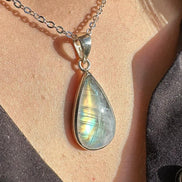 Pendentif en pierre de lune arc-en-ciel