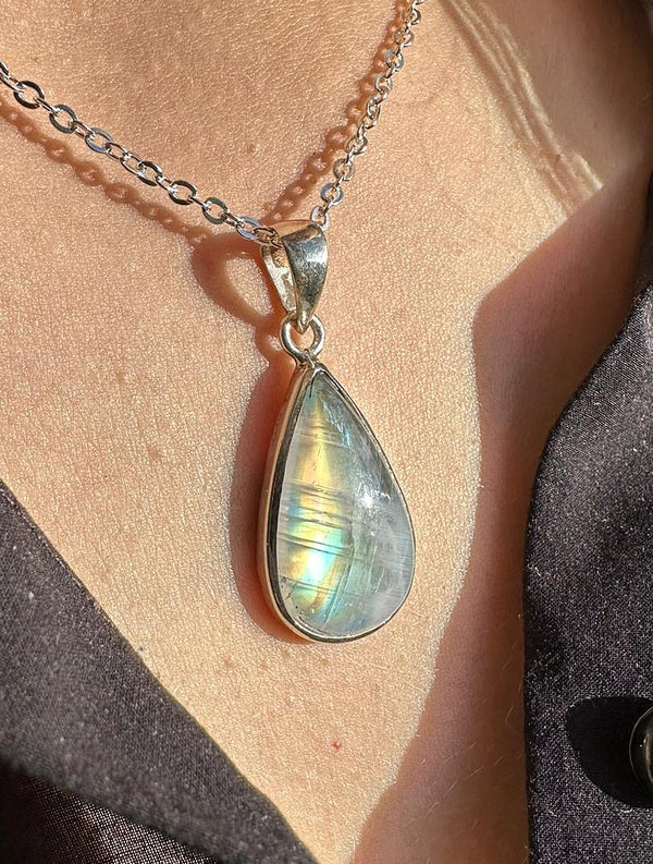 Pendentif en pierre de lune arc-en-ciel