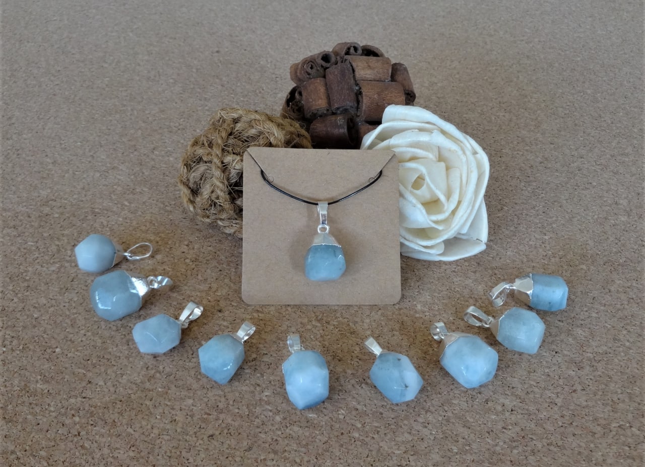 Faceted aquamarine pendant
